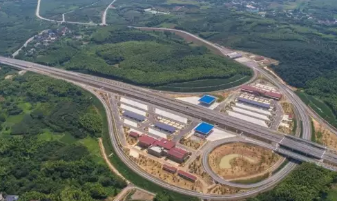高速公路也建光伏發(fā)電站！年發(fā)電量達(dá)40萬(wàn)千瓦